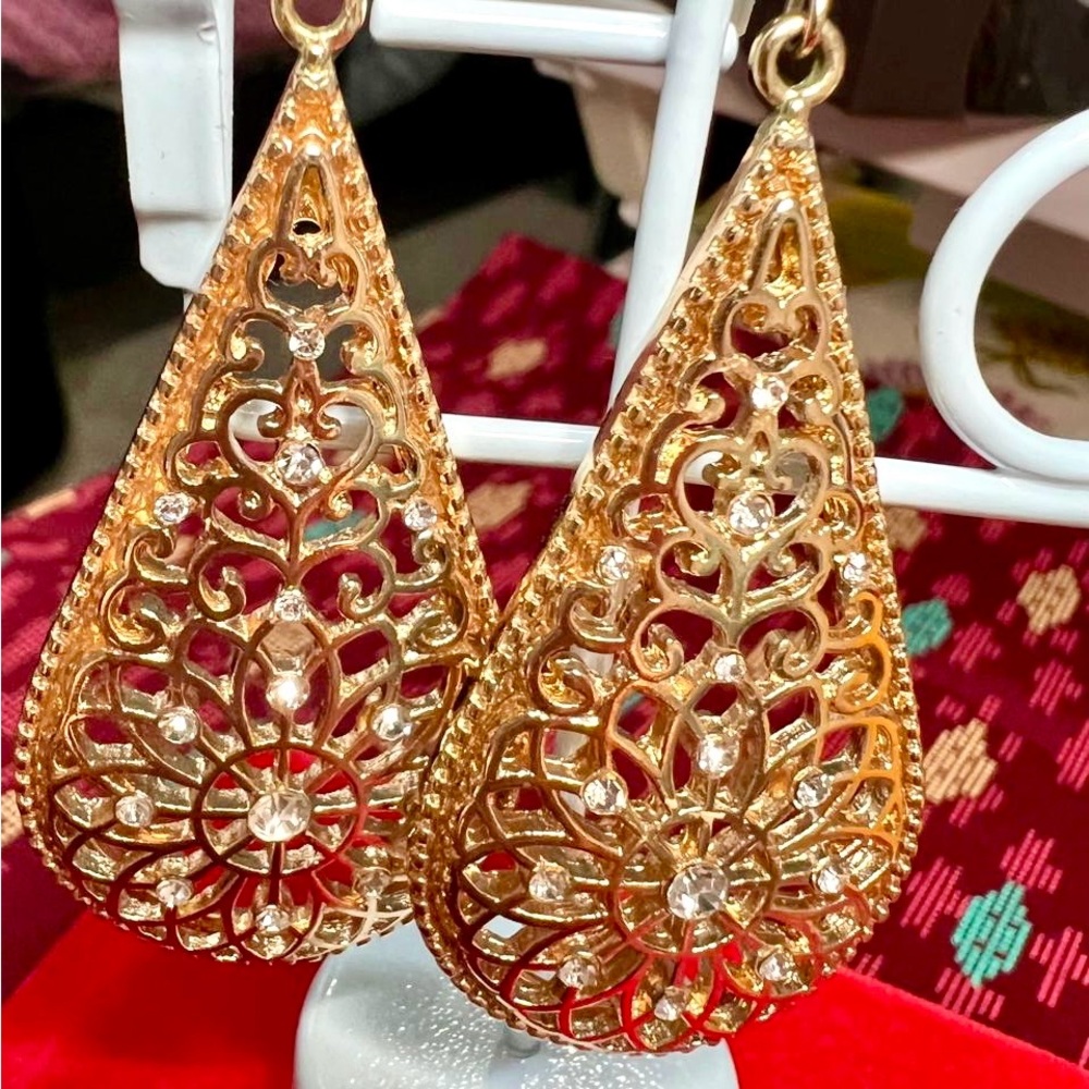 Elegant Gold Filigree Teardrop Earrings